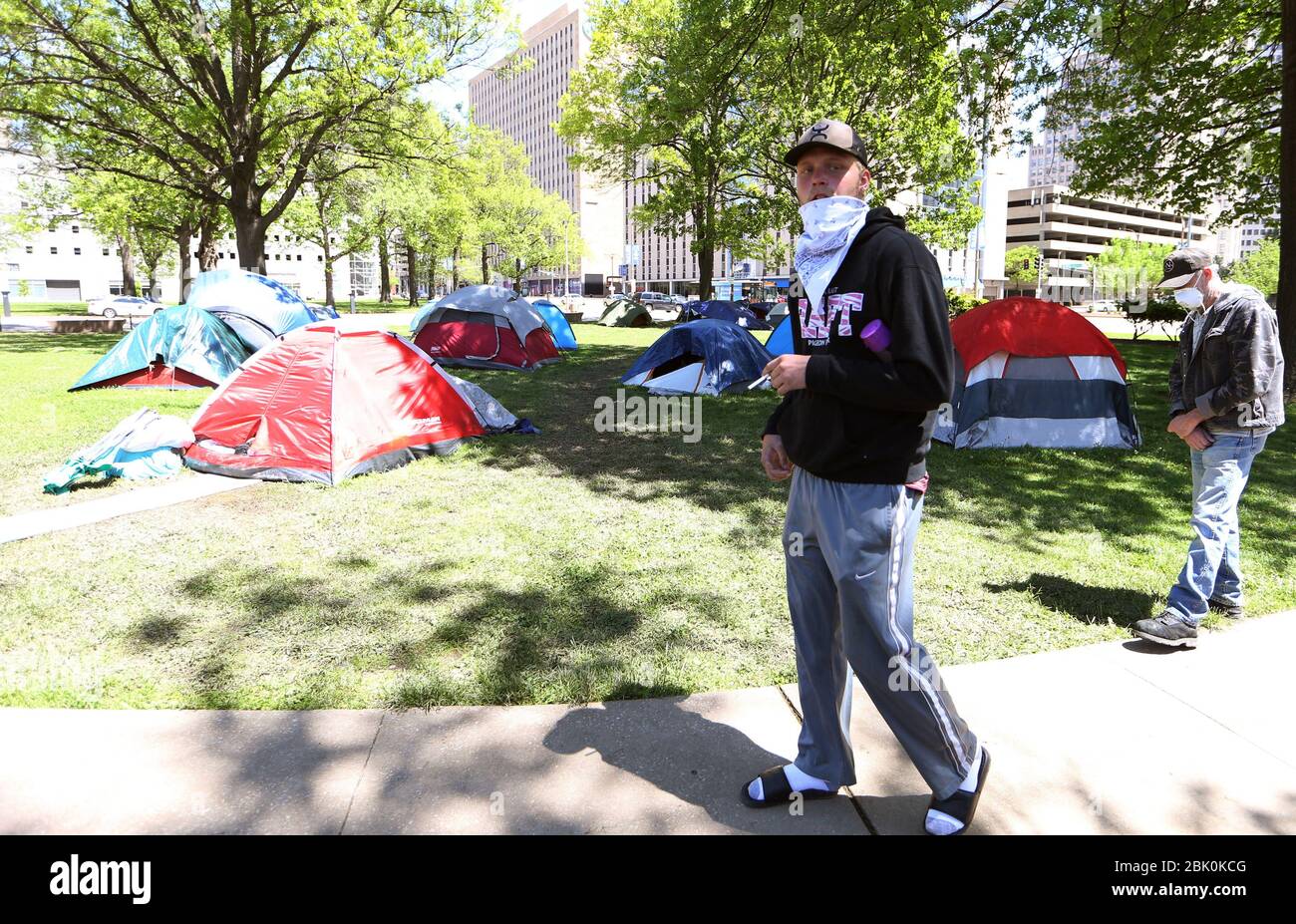 St. Louis, Stati Uniti. 30 Aprile 2020. I senzatetto camminano intorno al loro campo tenda che è stato istituito nel centro di St. Louis il giovedì 30 aprile 2020. La città tenda è stata in atto per diverse settimane, spingendo St. Louis Mayor Lyda Krewson a ordinare i senzatetto essere spostato il 1 maggio 2020, a causa di condizioni malsane e il pericolo di coronavirus si diffonde tra i 50 più siti tenda. Foto di Bill Greenblatt/UPI Credit: UPI/Alamy Live News Foto Stock