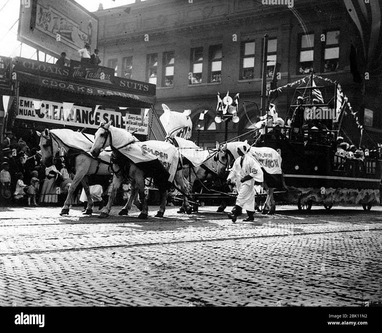 Galleggiante trainato da cavalli nella Golden Potlatch Parade, Seattle (CURTIS 1013). Foto Stock