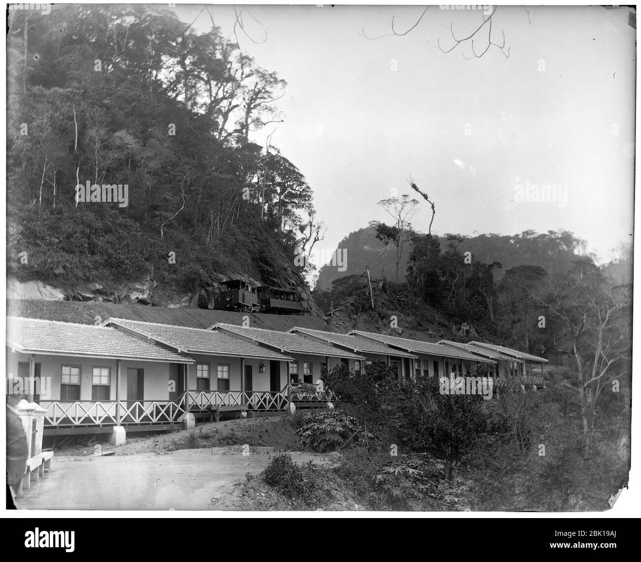 Hotel Paineiras, com o Morro do Corcovado e o mirante Chapéu do Sol ao fundo. Foto Stock