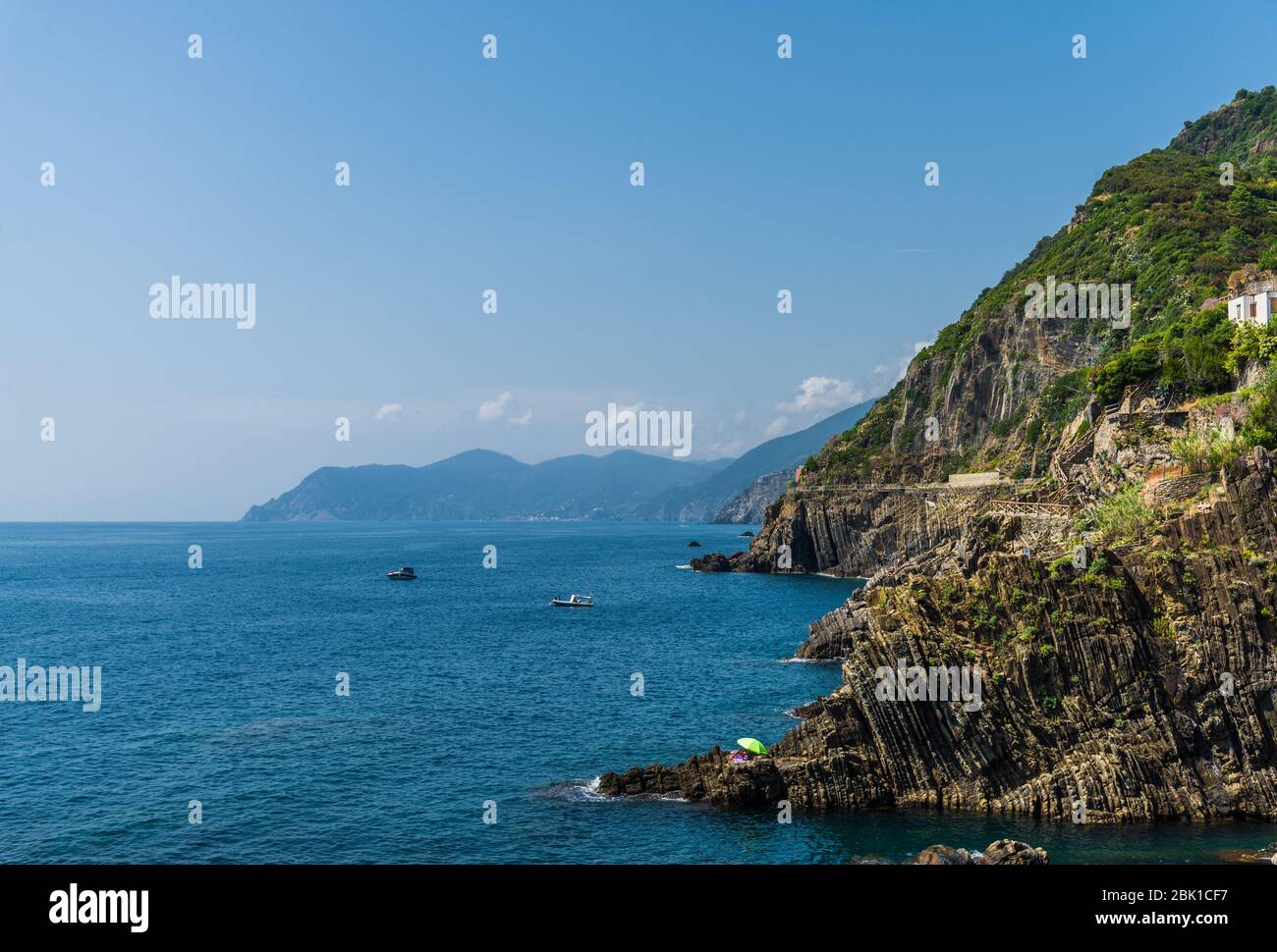 Vista sul litorale ligure in Liguria, con acqua acquamarina. Foto Stock