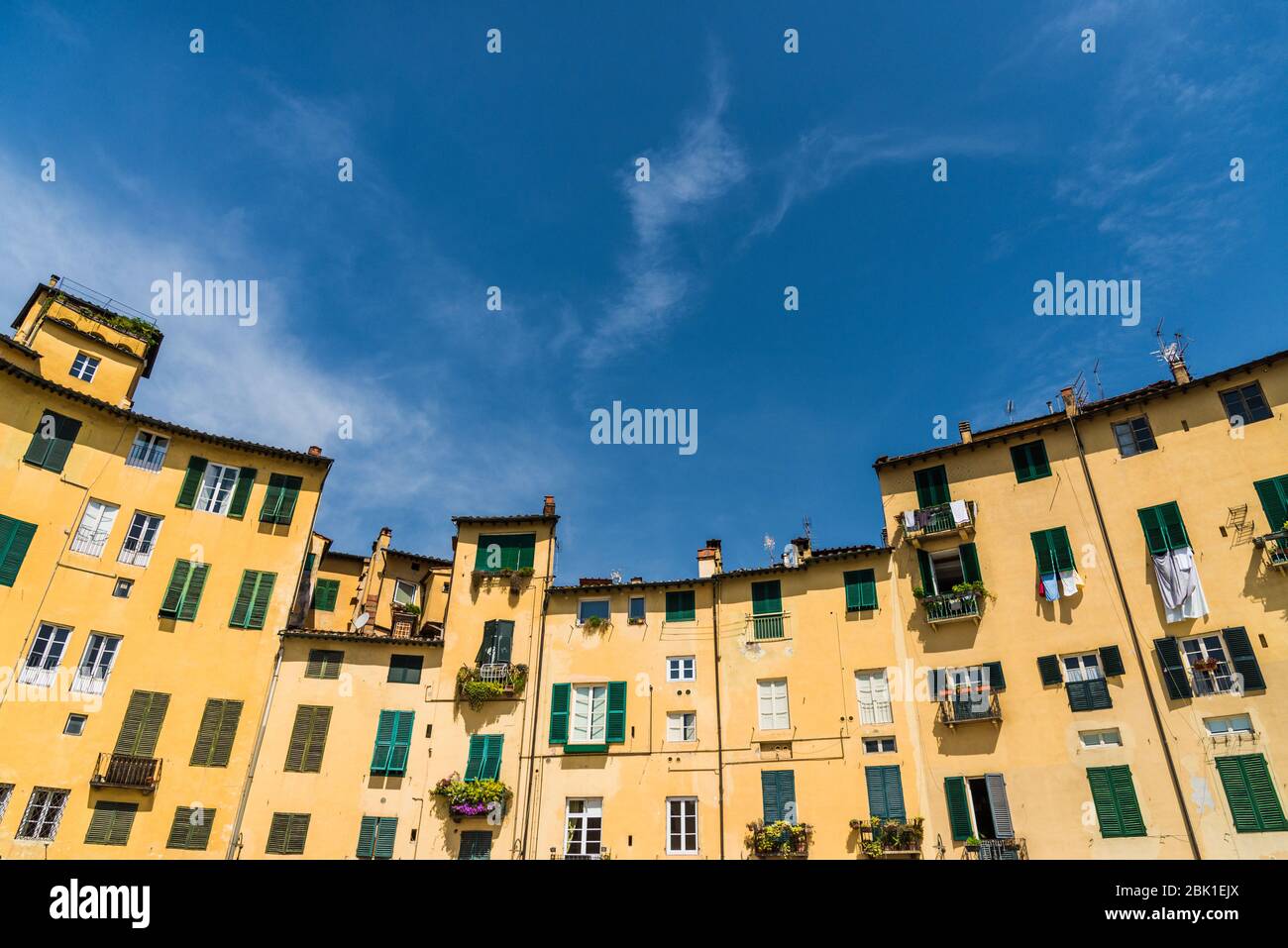 Molte case tradizionali colorate e antiche architetture italiane. Foto Stock