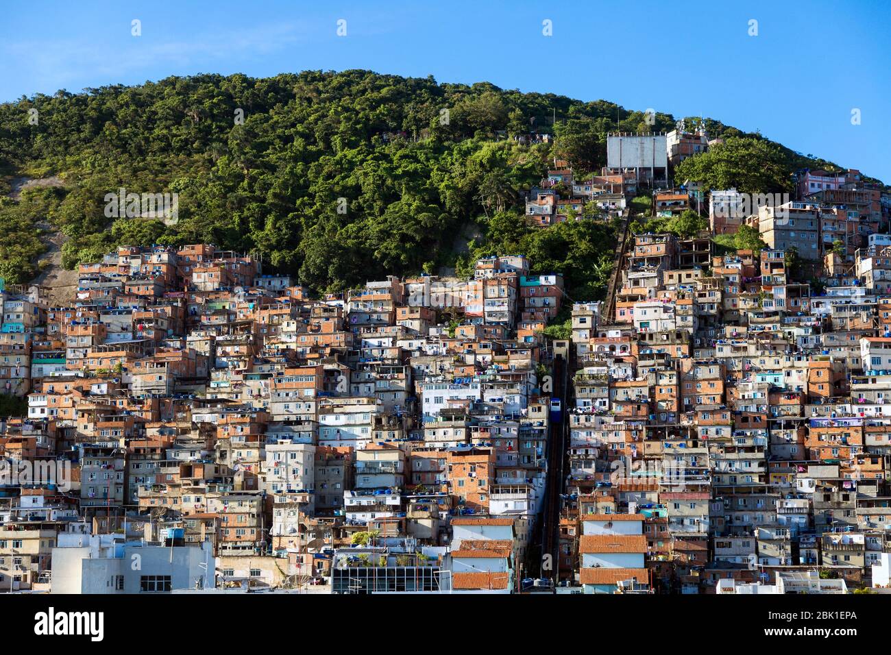 Favela di Rio de Janeiro, Brasile. Case colorate in una collina. Zona sul di Rio. Quartieri poveri della città. Foto Stock