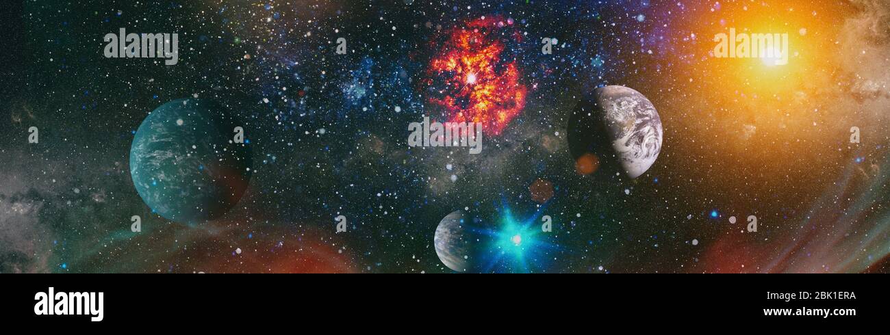 Nebula notte cielo stellato nei colori dell'arcobaleno. Multicolor spazio esterno. Campo Stella e nebulosa nello spazio profondo molti anni luce lontano dal pianeta terra. Elemento Foto Stock