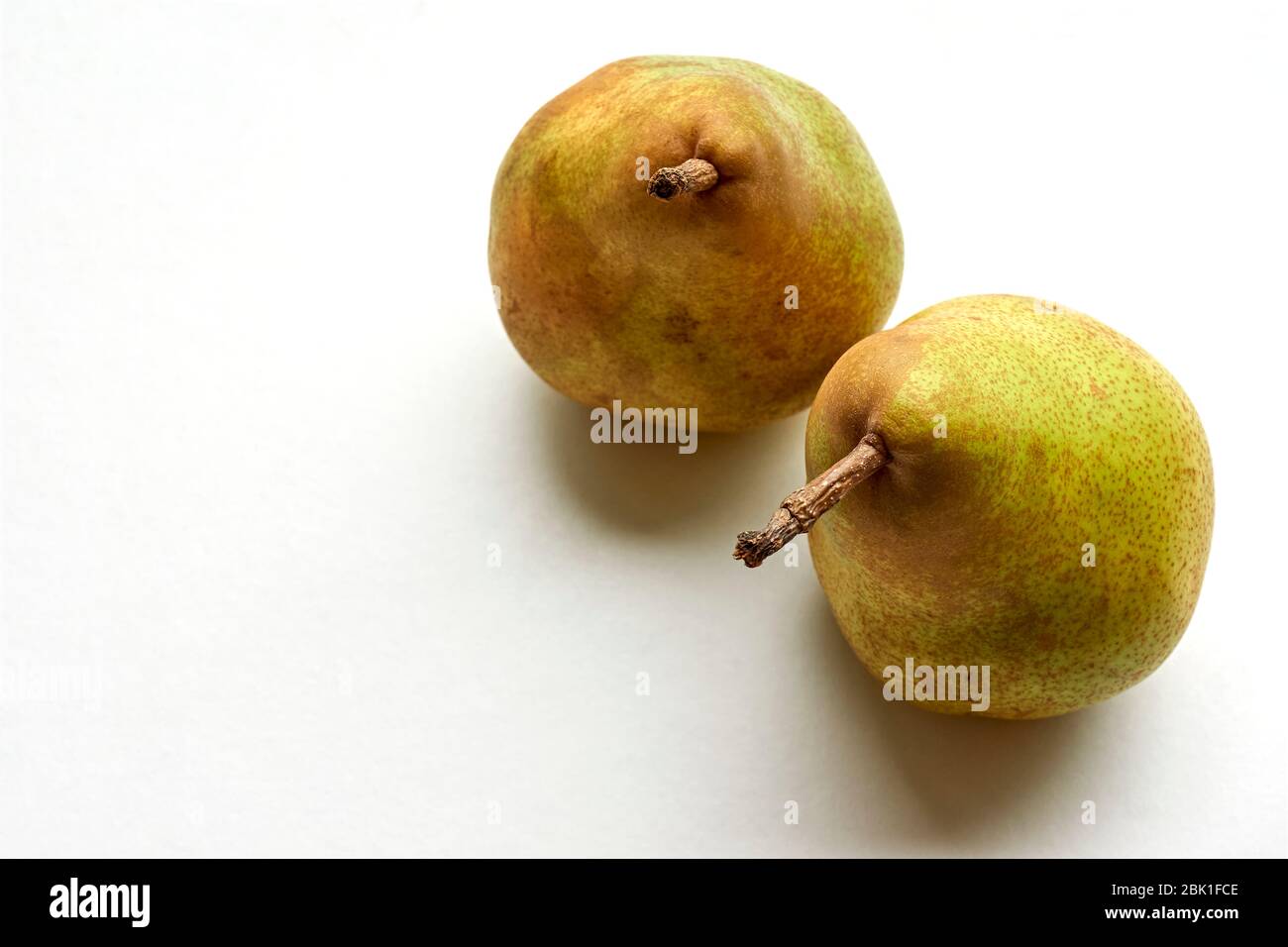 Primo piano di due pere mature su sfondo bianco con spazio per la copia. Foto Stock