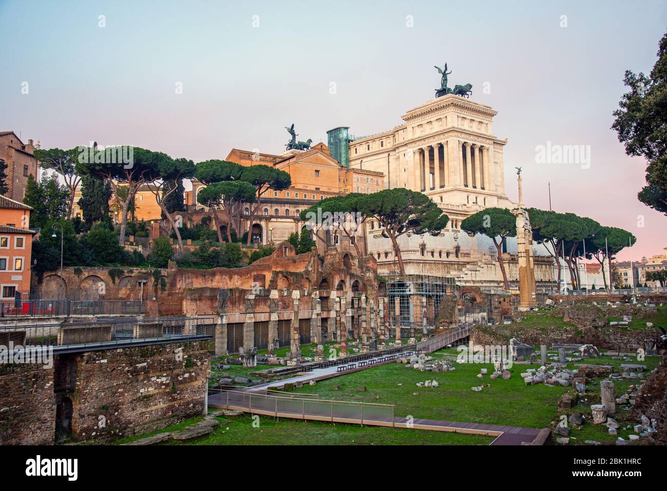 Le famose rovine del Foro Romano e il Monumento Nazionale Vittorio Emanuele II a Roma, Italia, la mattina presto Foto Stock