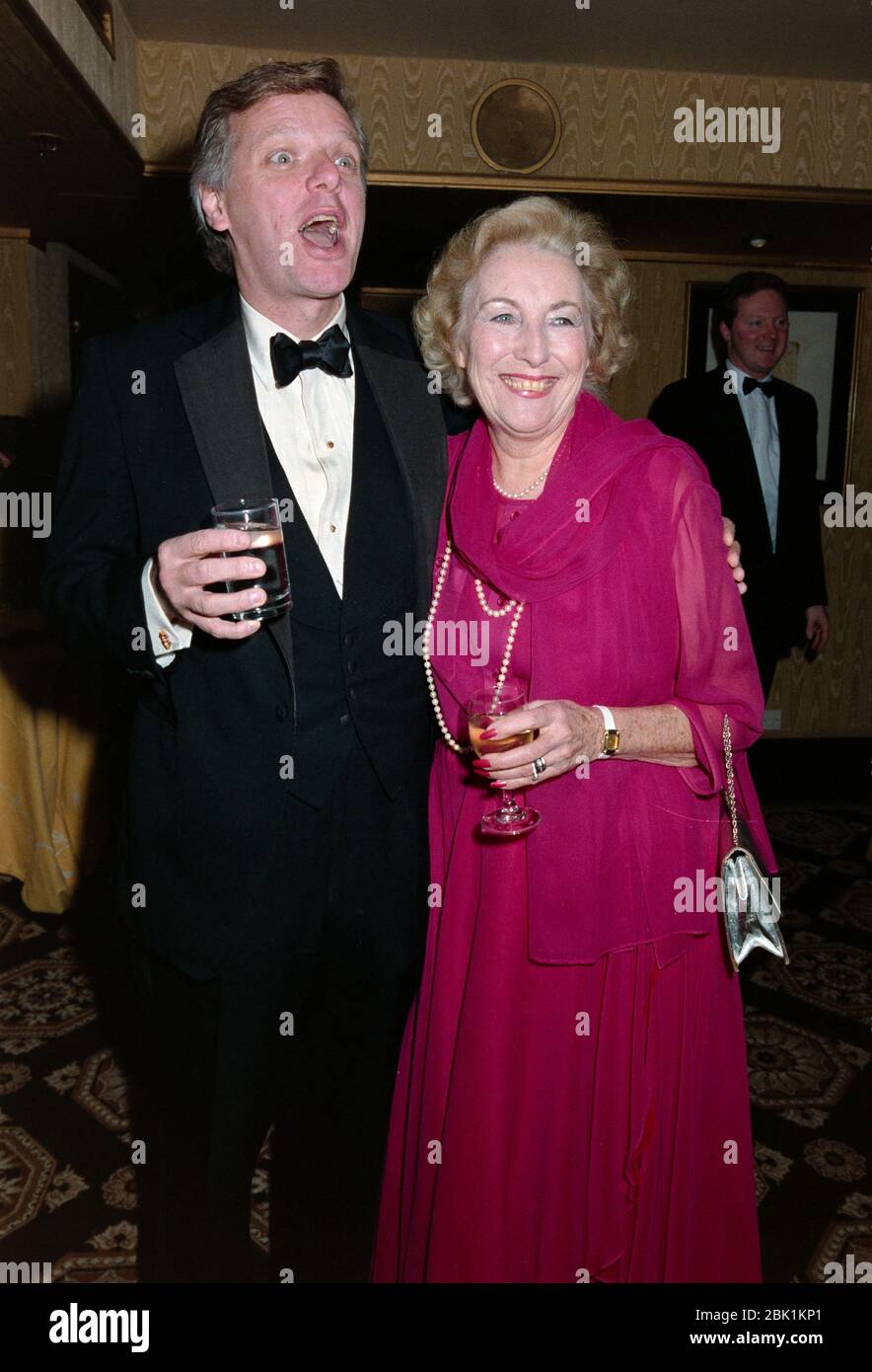 LONDRA, REGNO UNITO. 4 dicembre 1990: Cantante vera Lynn & produttore Michael Grade al Diamond Ball al Royal Lancaster Hotel, Londra. Foto file © Paul Smith/Featureflash Foto Stock