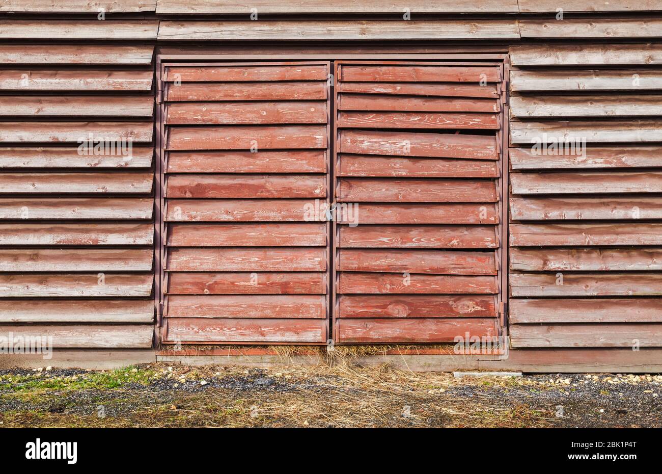 Porta chiusa di un vecchio fienile in legno, architettura rurale dettaglio, sfondo foto texture Foto Stock