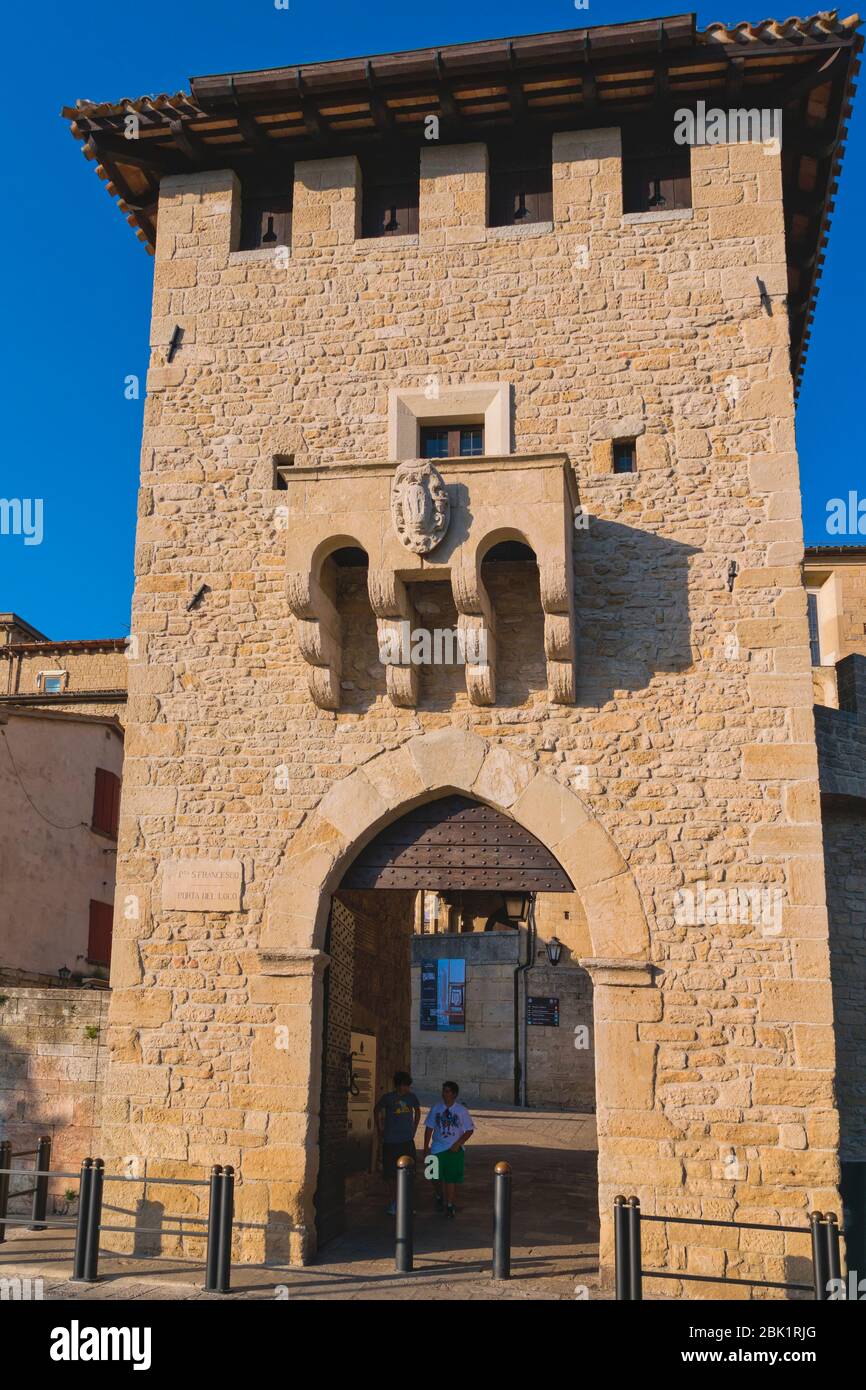 Repubblica di San Marino. Porta San Francesco, porta di San Francesco, nota  anche come porta del Loco. Ingresso alla città di San Marino. San Marino  Ciao Foto stock - Alamy