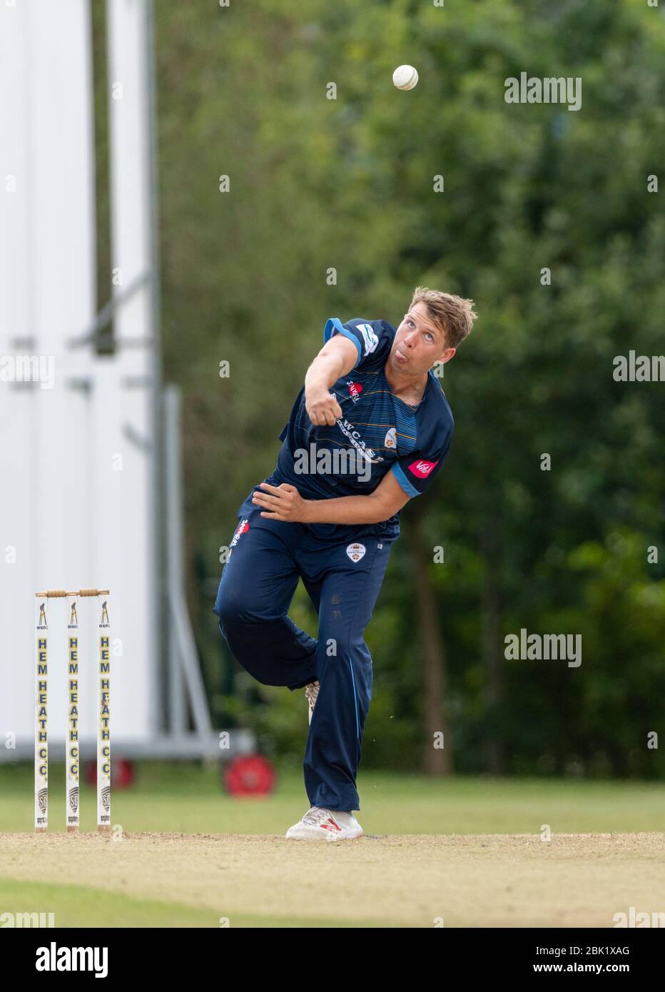 Matt Critchley bowling per Derbyshire II XI contro Northamptonshire a Hem Heath Cricket Club 8 agosto 2019 Foto Stock