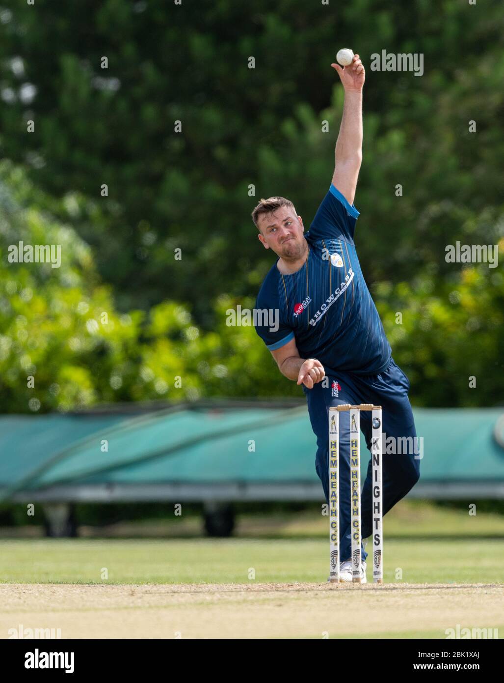 Mark Watt bowling per Derbyshire II XI contro Northamptonshire a Hem Heath Cricket Club 8 agosto 2019 Foto Stock