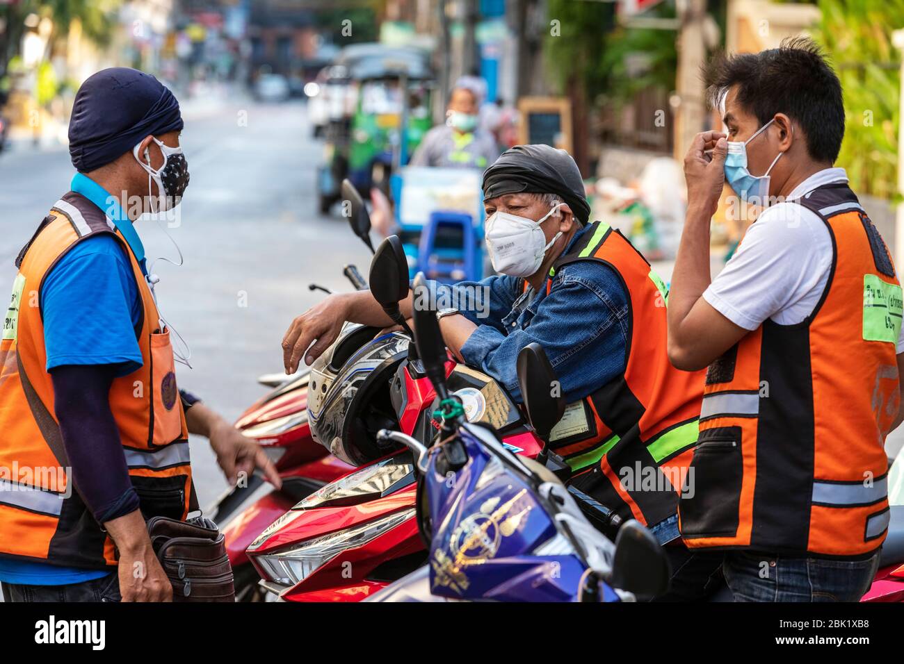 I tassisti di moto indossano maschere facciali durante la pandemia di Covid 19, Bangkok, Thailandia Foto Stock