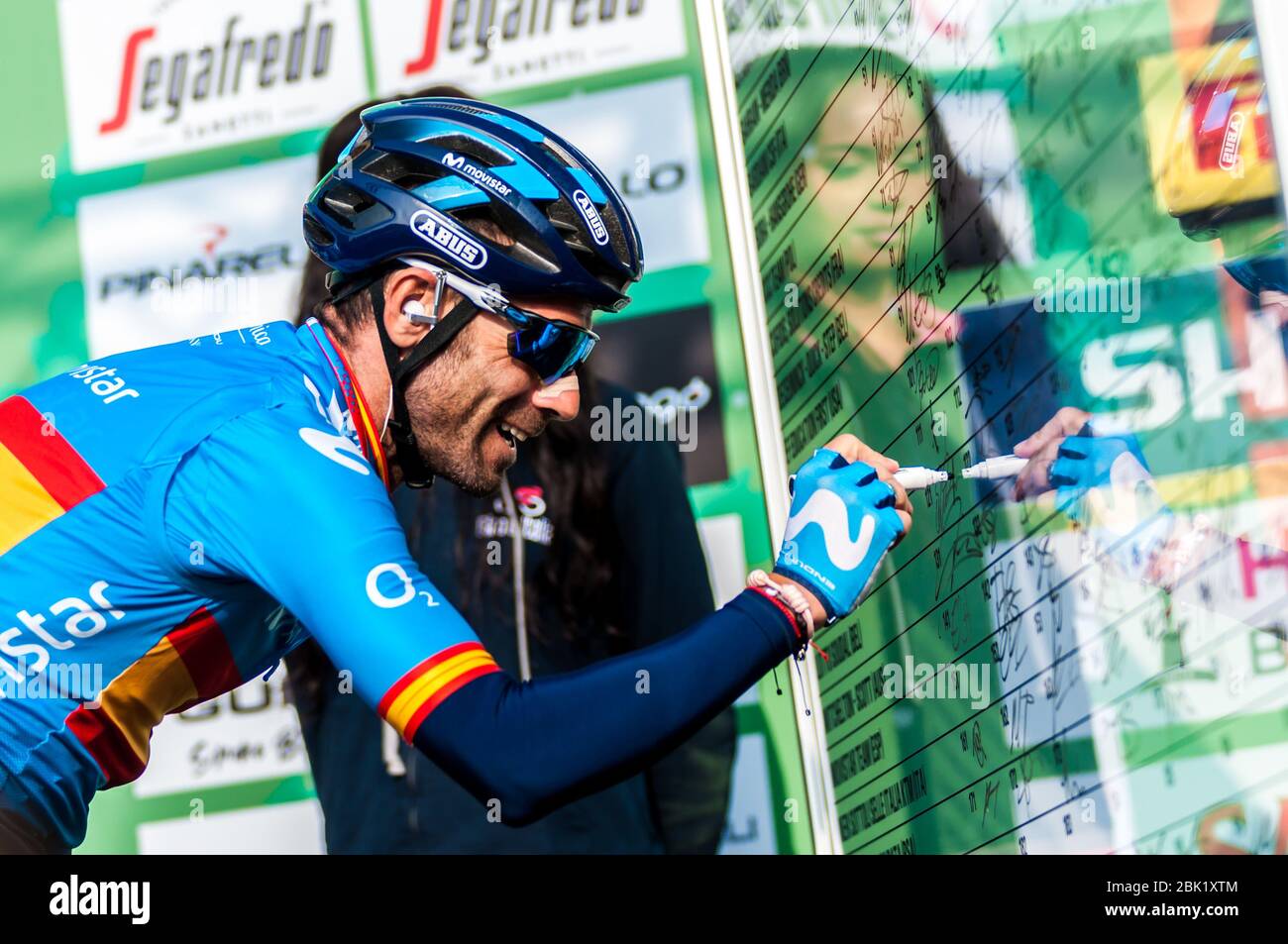 Bergamo-Como, Italia. Bergamo 2019-como, Italia, 12 Ott 2019, VALVERDE Alejandro (SPA) (Movistar Team) firma alla partenza durante - - Credit: LM/Antonino Caldarella Credit: Antonino Caldarella/LPS/ZUMA Wire/Alamy Live News Foto Stock