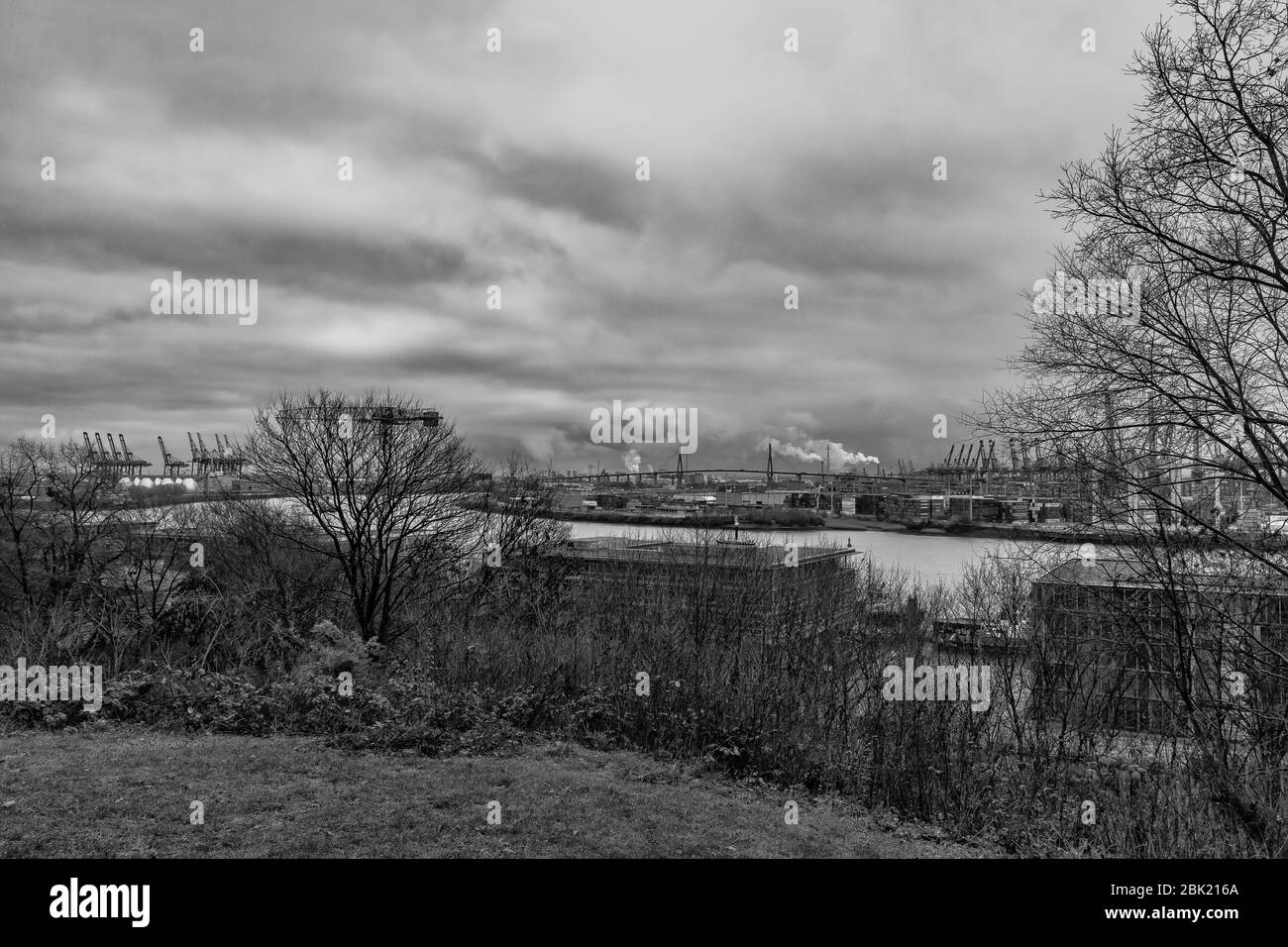 Splendida vista panoramica sul porto di Amburgo con terminal container e il ponte Köhlbrandbrücke sul fiume Elba con un cielo spettacolare / nuvole, tedesco Foto Stock