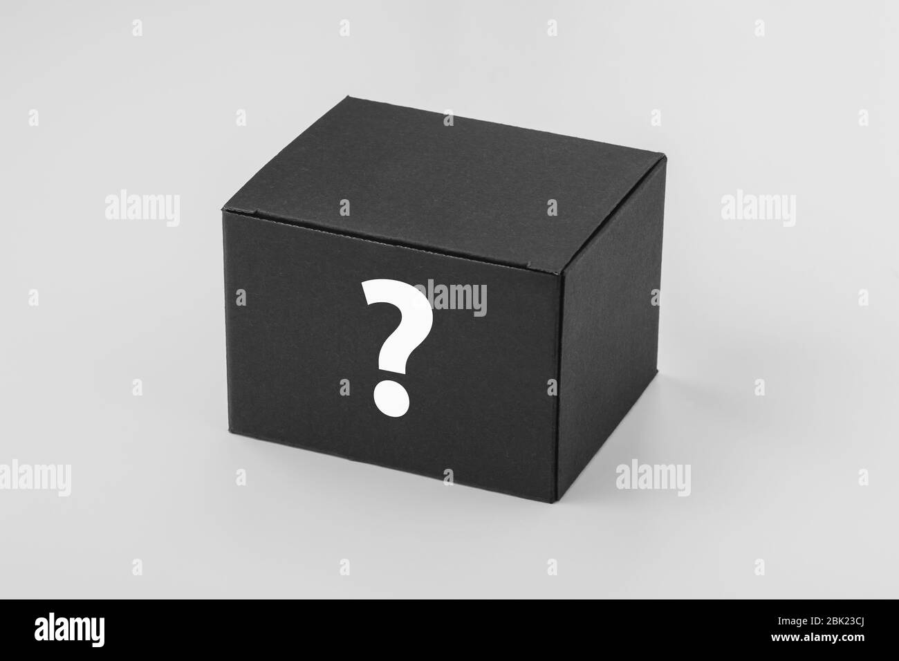 Scatola nera con punto interrogativo. Design del packaging concetto di identità del marchio Foto Stock