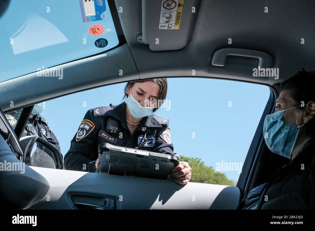 Gerusalemme, Israele. 1° maggio 2020. La polizia interrogano i conducenti sulla loro destinazione e scopo di viaggio che impone le restrizioni di Coronavirus nonostante la graduale facilità di blocco. Credit: NIR Alon/Alamy Live News Foto Stock