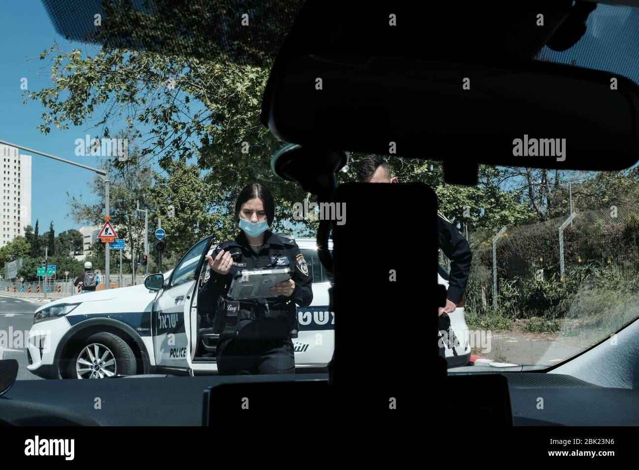 Gerusalemme, Israele. 1° maggio 2020. La polizia interrogano i conducenti sulla loro destinazione e scopo di viaggio che impone le restrizioni di Coronavirus nonostante la graduale facilità di blocco. Credit: NIR Alon/Alamy Live News Foto Stock