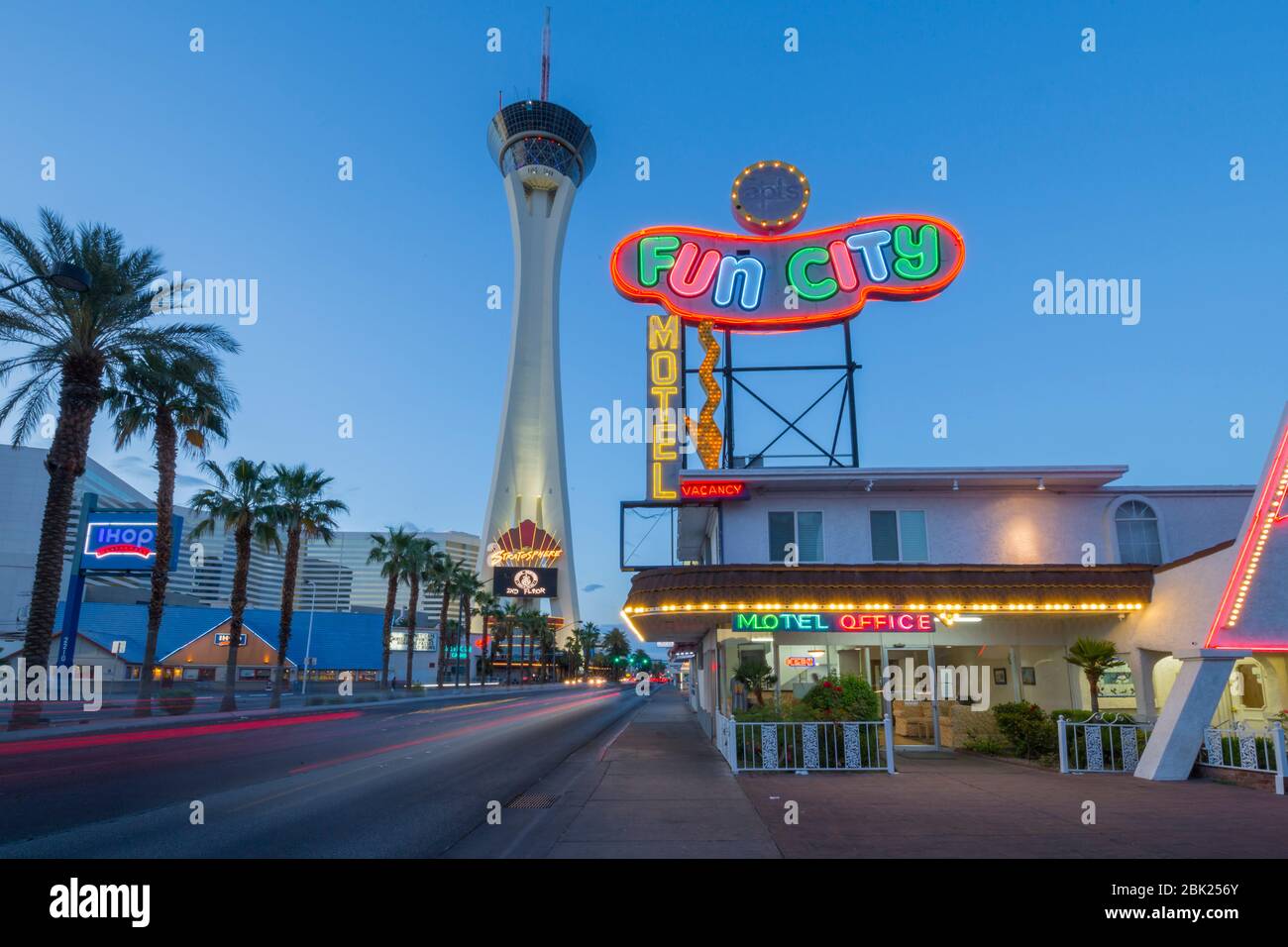 Vista del Fun City Motel e della Stratosphere Tower al tramonto, 'The Strip' Las Vegas Boulevard, Las Vegas, Nevada, USA, Nord America Foto Stock