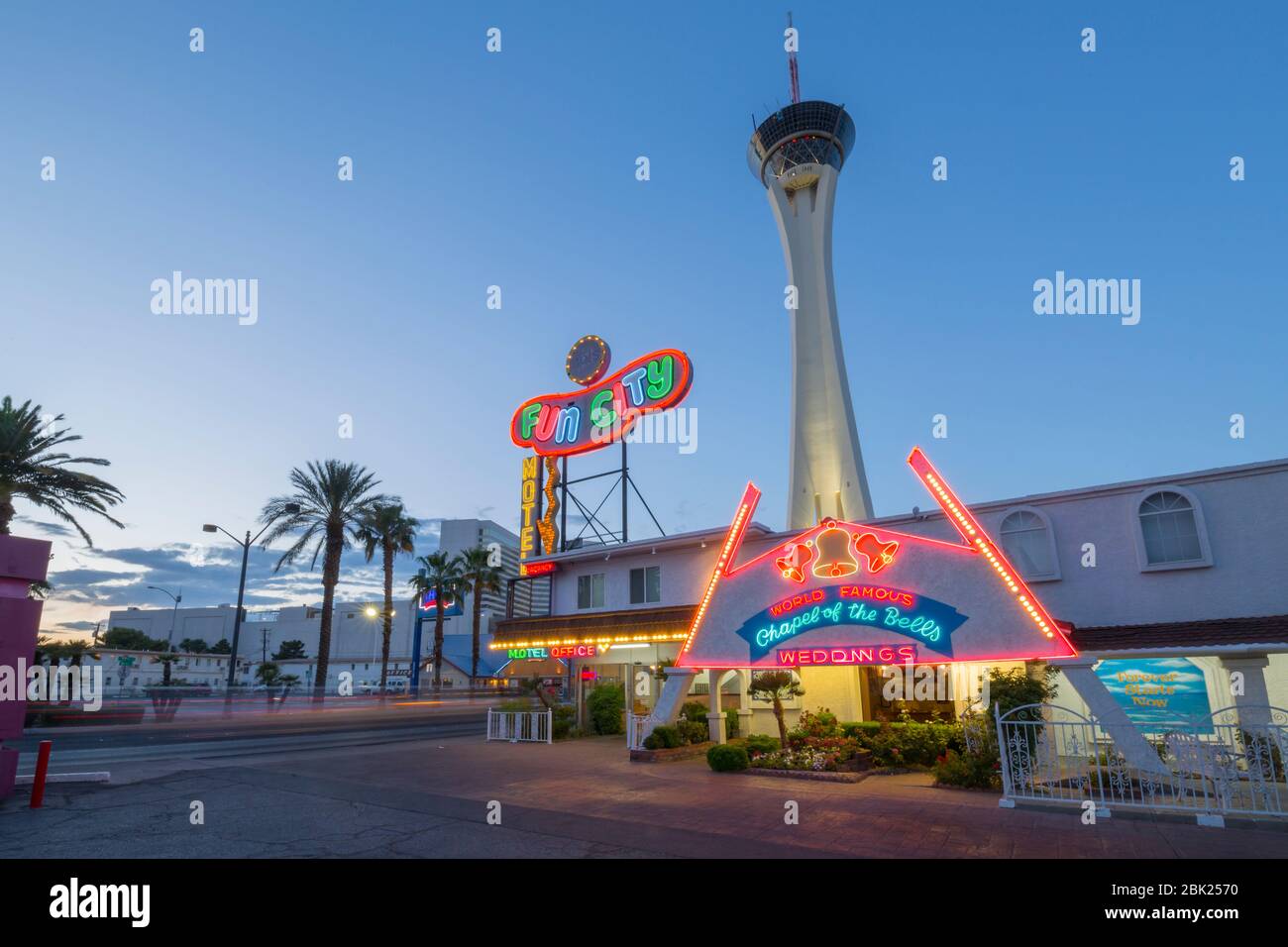 Vista del Fun City Motel e della Stratosphere Tower al tramonto, 'The Strip' Las Vegas Boulevard, Las Vegas, Nevada, USA, Nord America Foto Stock