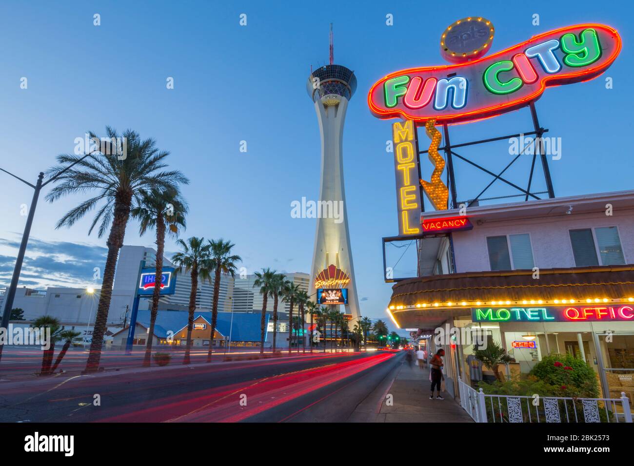 Vista del Fun City Motel e della Stratosphere Tower al tramonto, 'The Strip' Las Vegas Boulevard, Las Vegas, Nevada, USA, Nord America Foto Stock