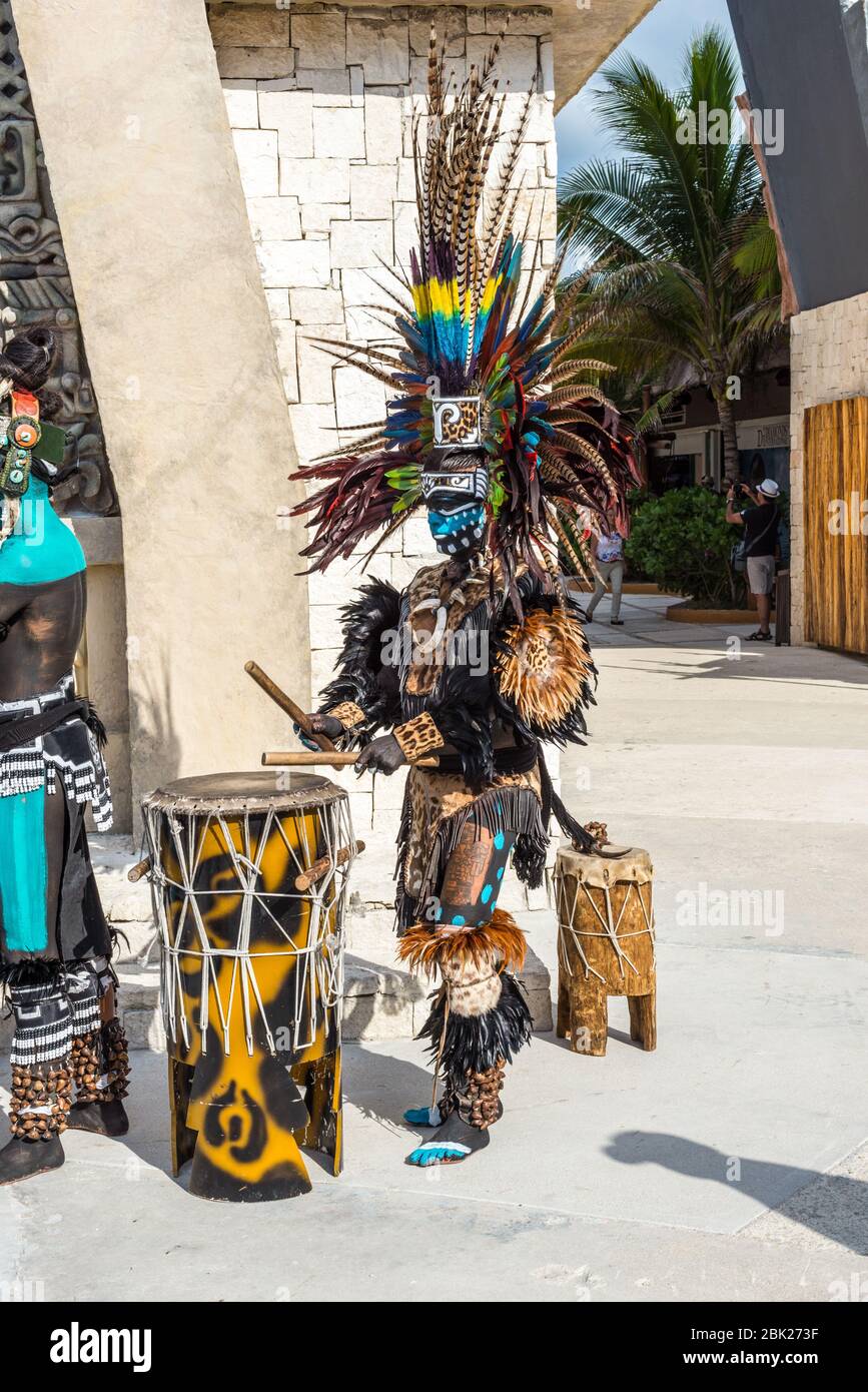 Costa Maya, Messico - 25 aprile 2019: Uomo locale in colorati costumi tradizionali tamburo e danza per intrattenere i turisti al di fuori del villaggio Costa Maya ma Foto Stock