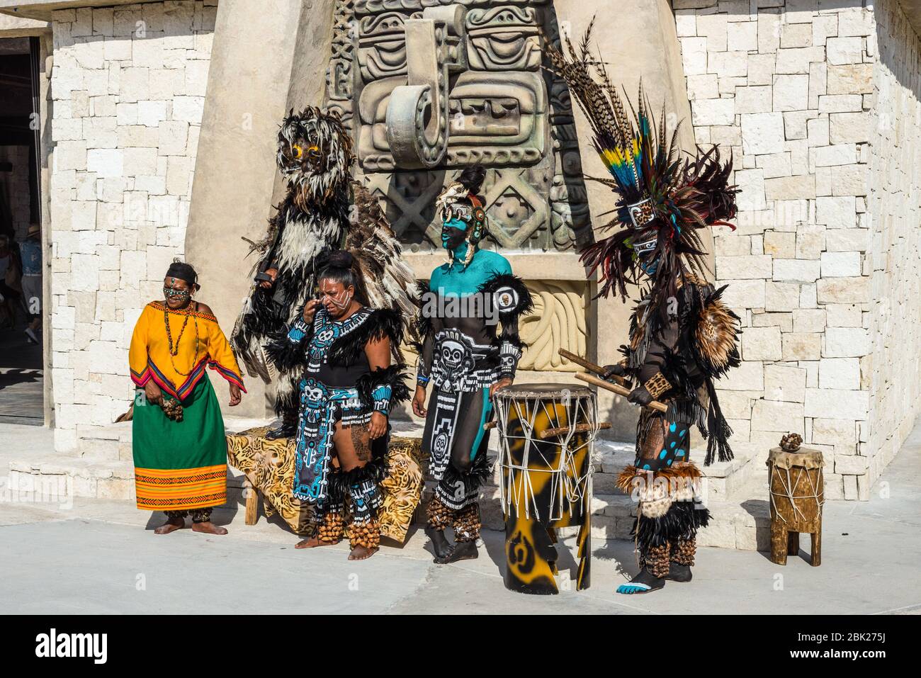 Costa Maya, Messico - 25 aprile 2019: Gente locale in colorati costumi tradizionali tamburo e danza per intrattenere i turisti al di fuori del villaggio Costa Maya Foto Stock