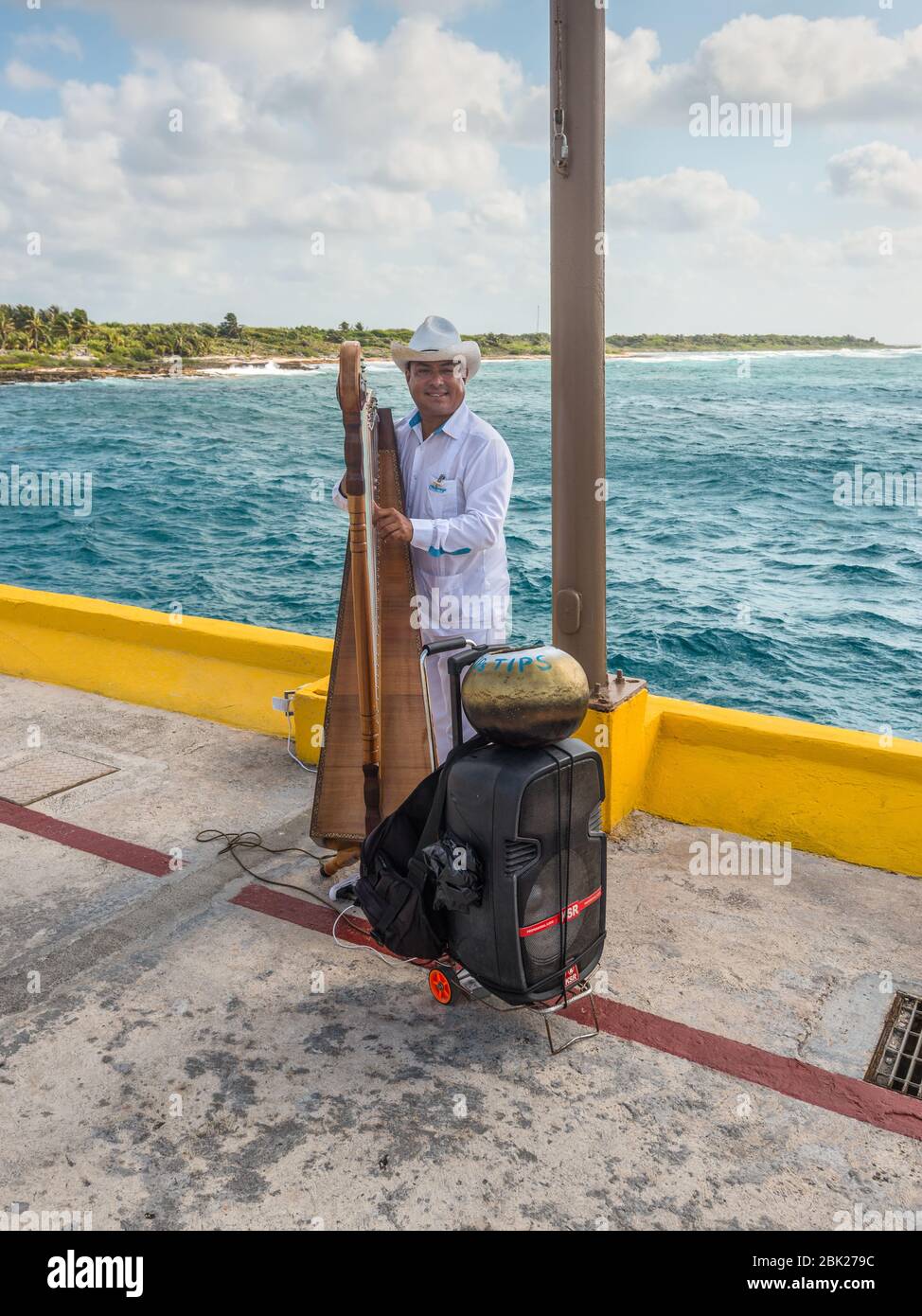 Costa Maya, Messico - 25 aprile 2019: Un musicista locale suona musica tradizionale su uno strumento musicale messicano per salutare i passeggeri di una nave da crociera in p Foto Stock