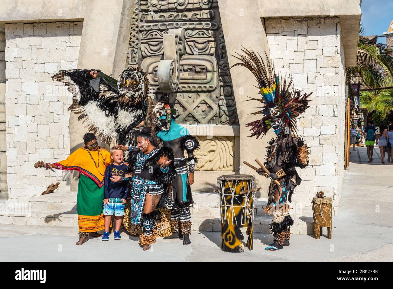 Costa Maya, Messico - 25 aprile 2019: Gente locale in colorati costumi tradizionali tamburo e danza per intrattenere i turisti al di fuori del villaggio Costa Maya Foto Stock