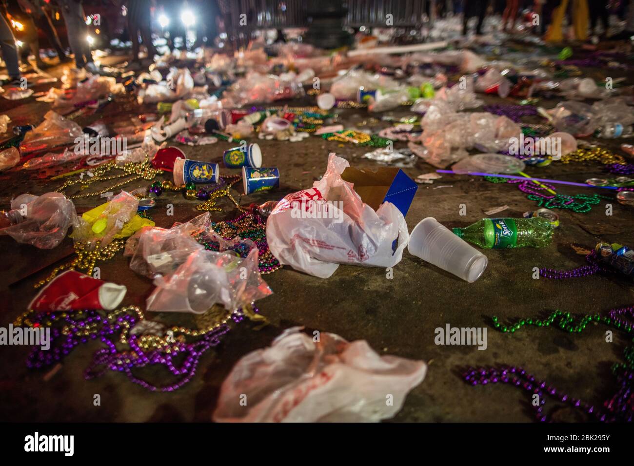 Dopo di perline e rivelazioni. Mardis Gras, quartiere francese, New Orleans, Louisiana Foto Stock