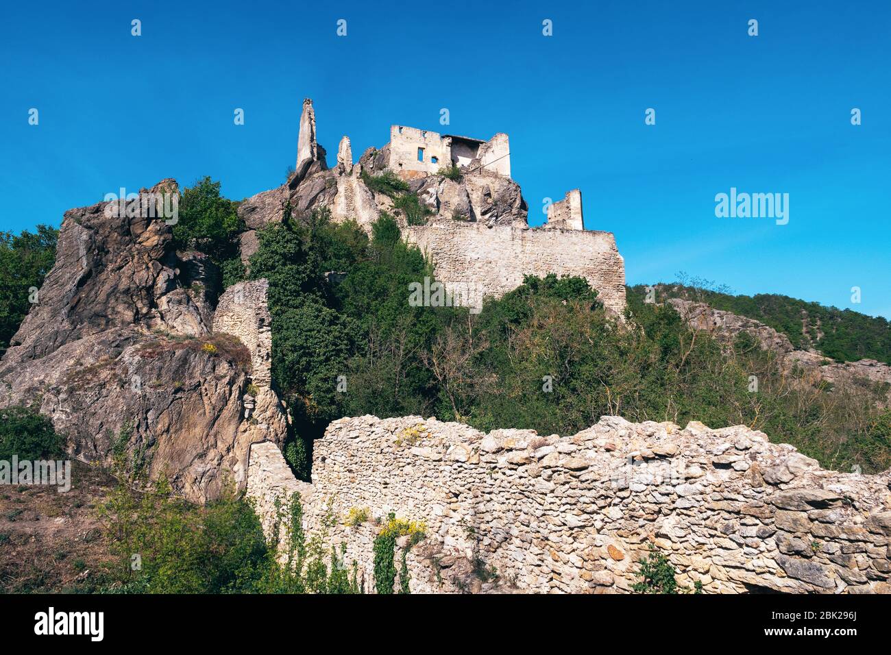 Rovine del castello di Kuenringer sopra Duernstein, su una collina nella valle di Wachau, dove Richard il cuore di Lionheart era tenuto prigioniero Foto Stock