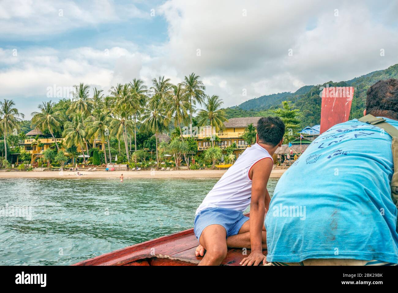 Barca tailandese Longtail che arriva alla spiaggia di Koh Ngai Island, Krabi, Thailandia Foto Stock