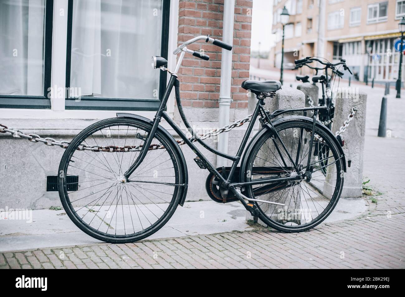 Bicicletta classica d'epoca Old holland in pubblico. Vista sulla città.  Stile di vita olandese Foto stock - Alamy