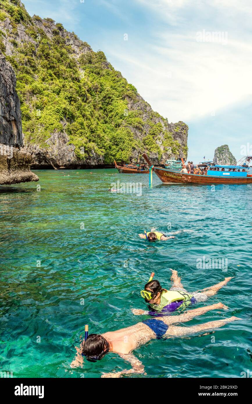 Barche thailandesi a coda lunga con turisti a Koh Chuek vicino Koh Lanta, Krabi, Thailandia Foto Stock