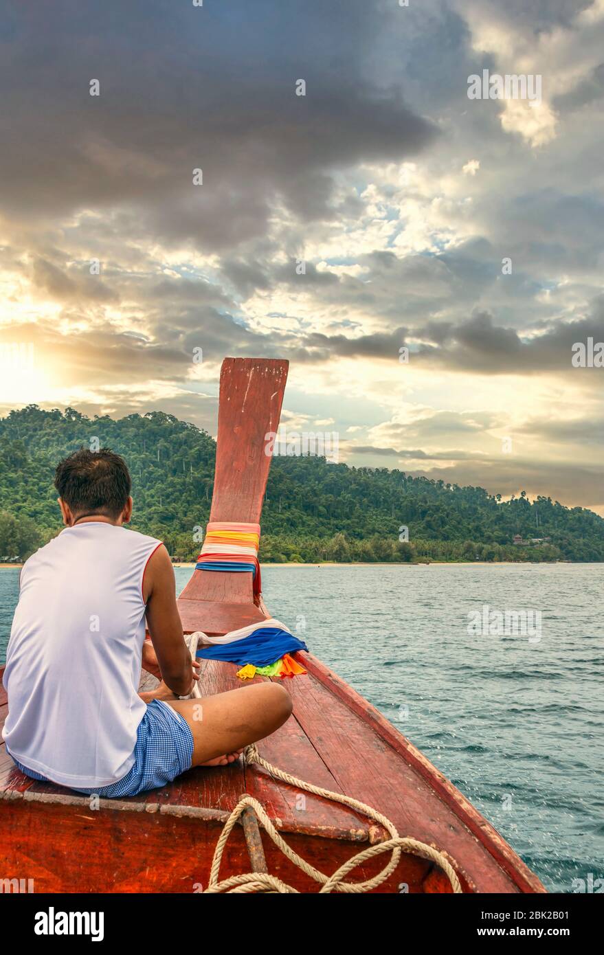 Barca tailandese Longtail che arriva alla spiaggia di Koh Ngai Island, Krabi, Thailandia Foto Stock