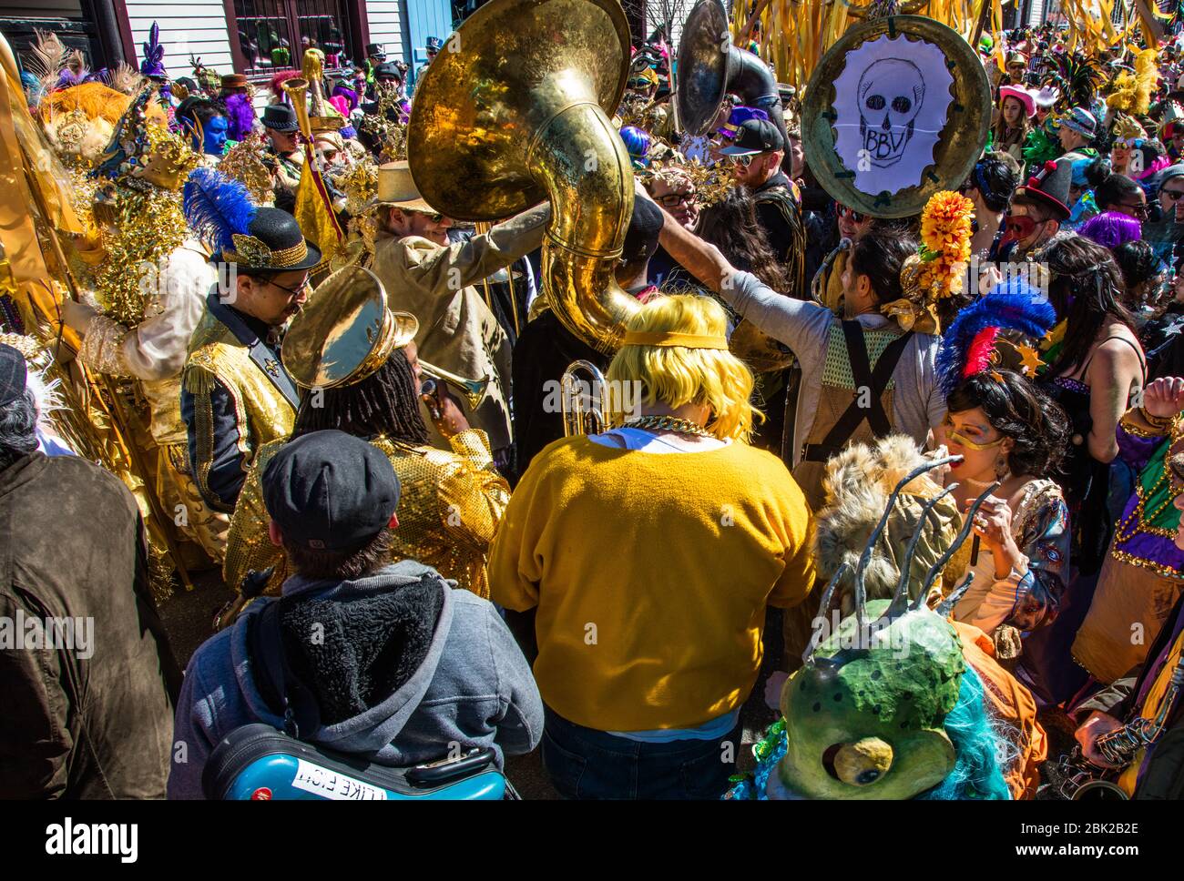 La Compagnia di Sant'Anna sfilata in marcia attraverso il quartiere di Marigny durante il Mardis Gras a New Orleans, Louisiana Foto Stock