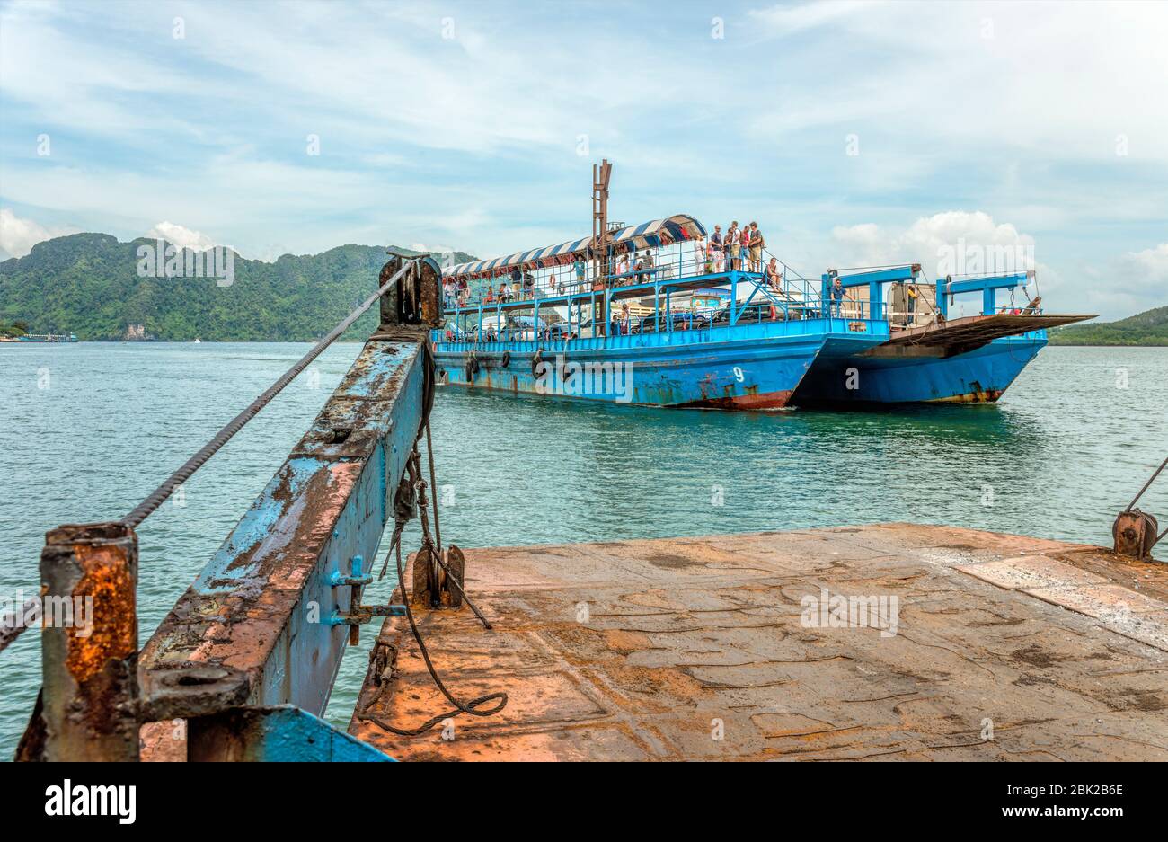 Due traghetti auto si incontrano in mare sulla strada per Koh Lanta Island, Krabi, Thailandia | Zwei Autofaehren treffen sich auf dem Weg zur Insel Koh Lanta in der Pro Foto Stock