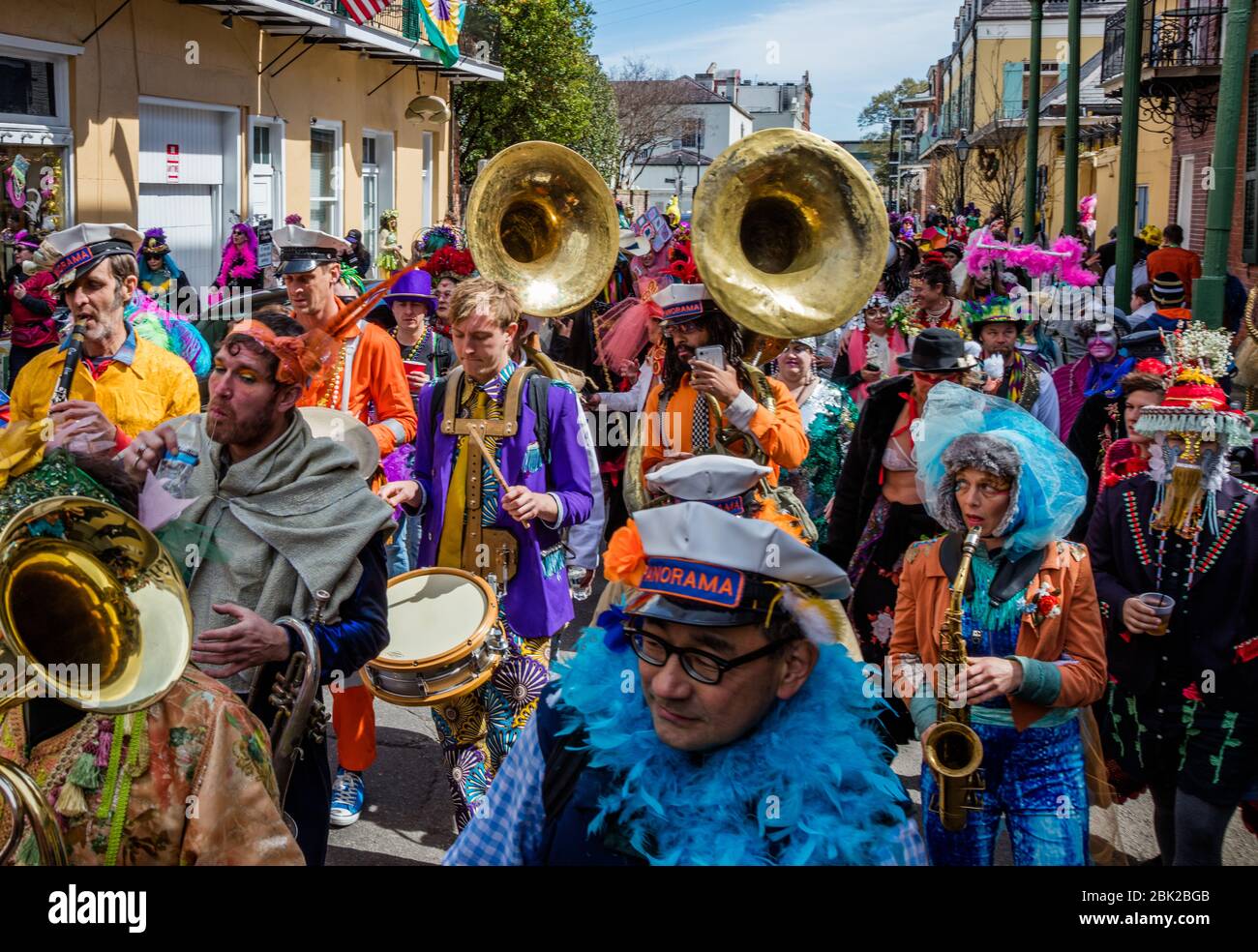 Sfilata di strada attraverso i quartieri francesi di New Orleans durante il Mardis Gras il Fat Tuesday guidato dalle Ramblers di St. Anthony Foto Stock