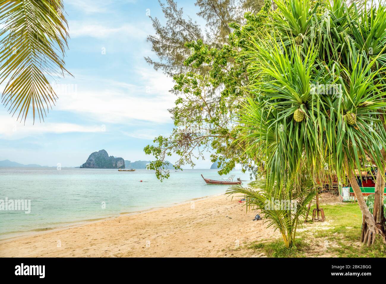Spiaggia panoramica a Ko Ngai Island, Krabi, Thailandia Foto Stock