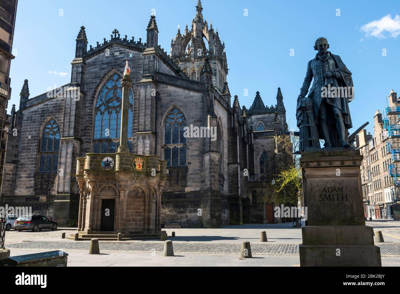 Cattedrale di St Giles e Mercat Cross, con la statua di Adam Smith in primo piano sulla Piazza del Parlamento nella città vecchia di Edimburgo, Scozia, Regno Unito Foto Stock