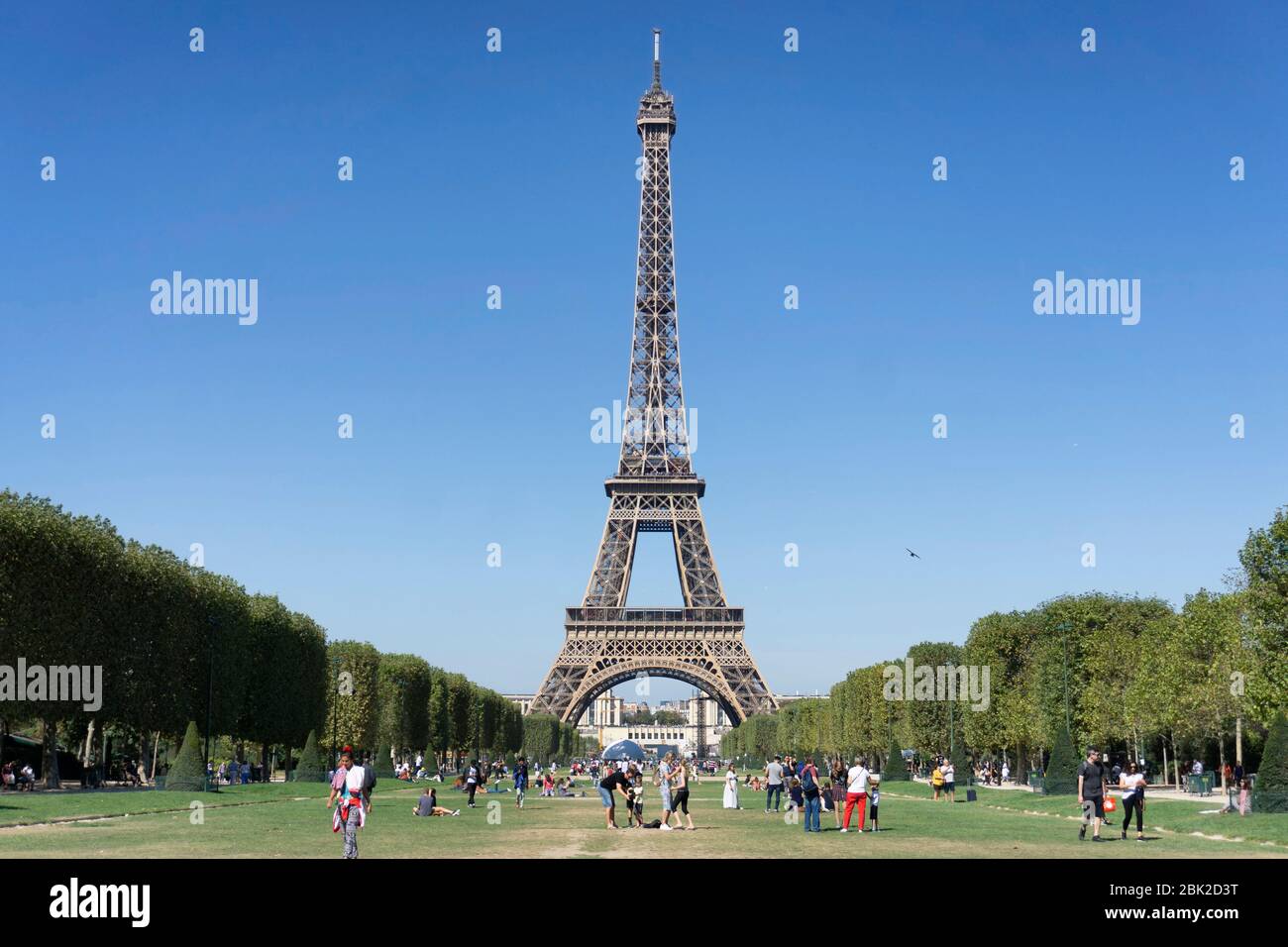 PARIGI, FRANCIA - 15 SETTEMBRE 2019: Vista alla Torre Eiffel dal Champ de Mars (campo di Marte). Foto Stock