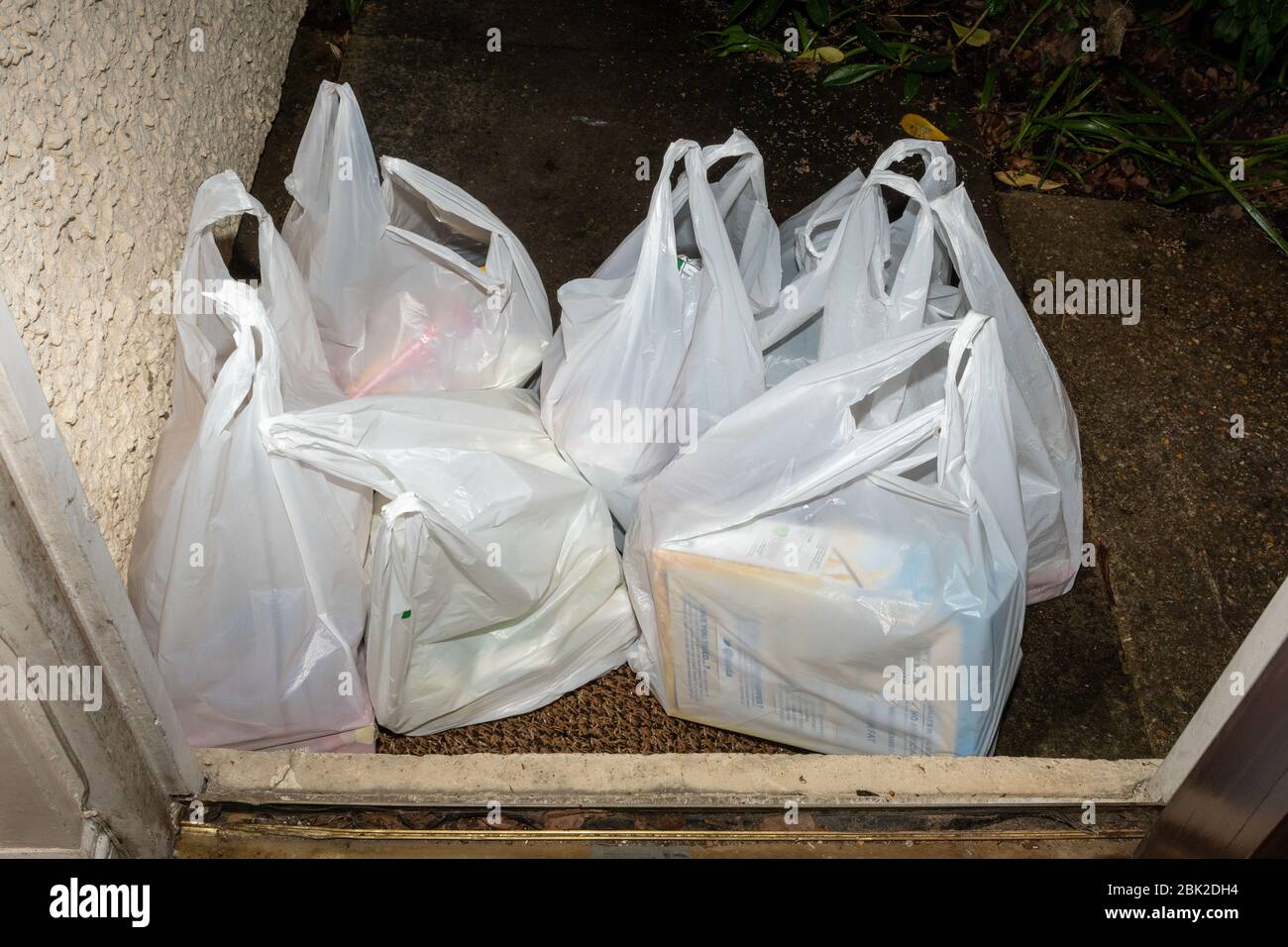 Supermercato cibo consegna casa online Asda ordine consegnato a sinistra a casa tarda sera durante il coronavirus covid-19 pandemic, 2020, Regno Unito Foto Stock