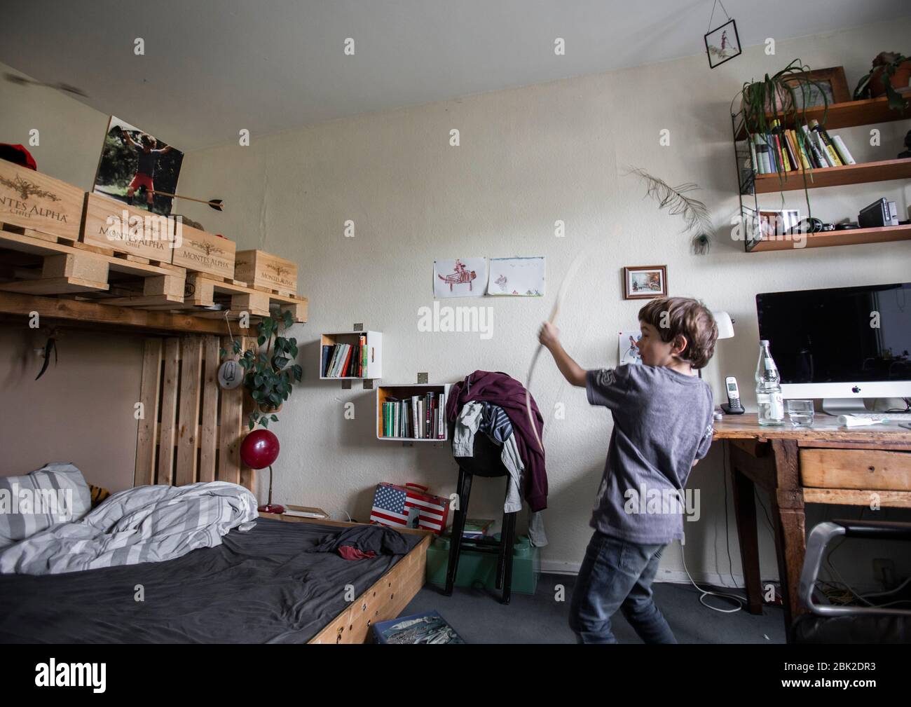 Un ragazzo che fa tiro con l'arco Foto Stock