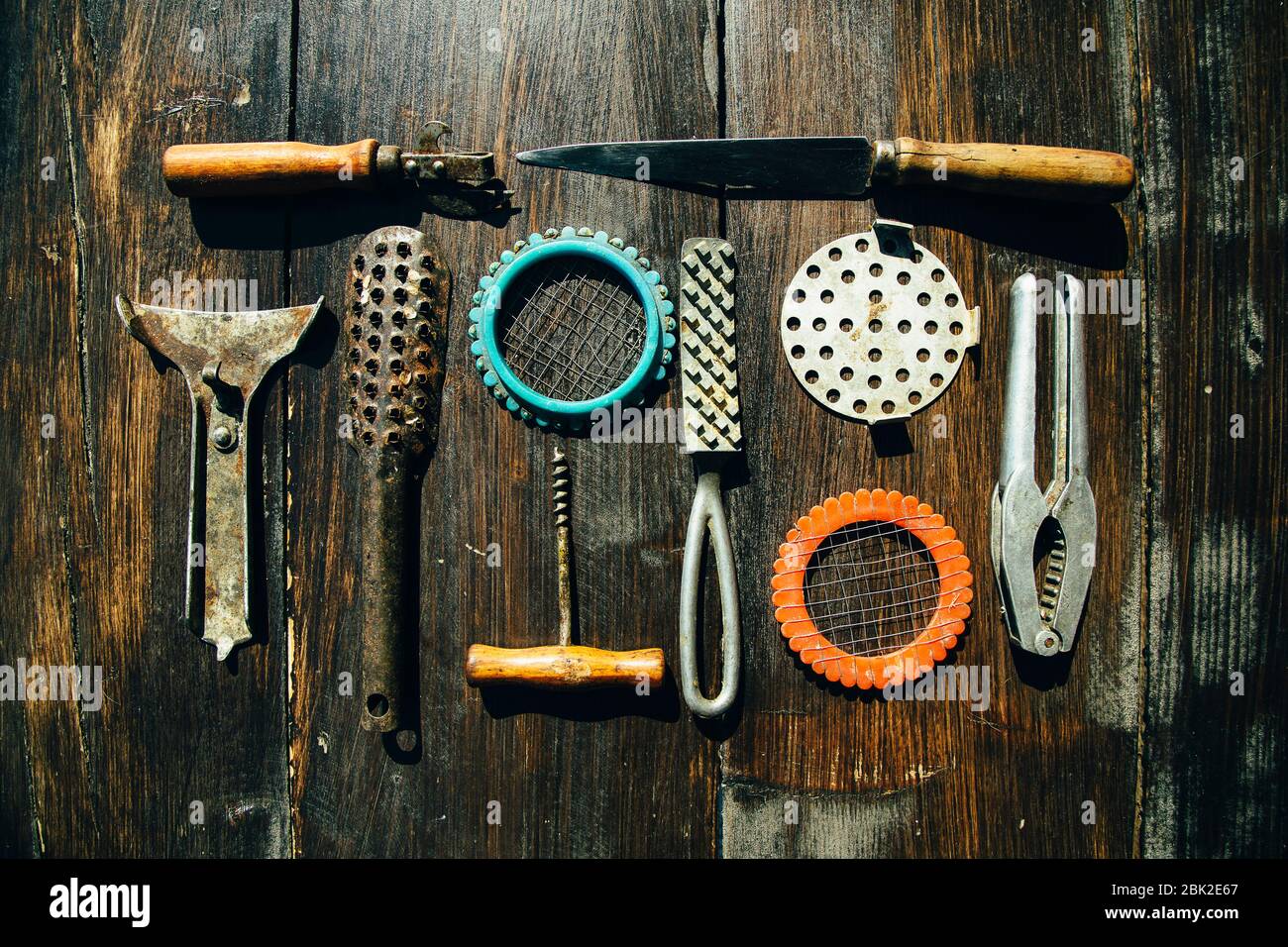 Vecchi utensili d'epoca e cose da cucina su sfondo di legno. Foto Stock