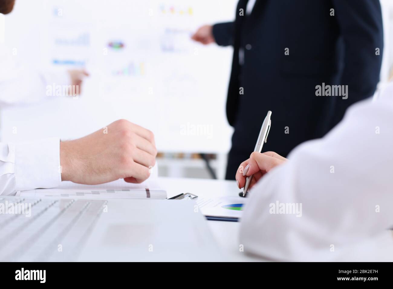 Formare il dipendente con l'aiuto di docenti assunti da terzi per risolvere problemi e responsabilità Foto Stock