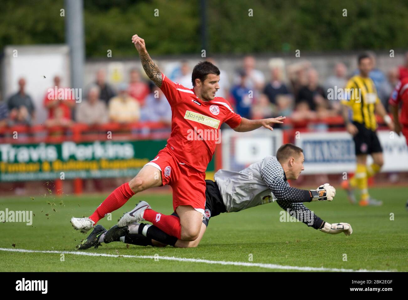 JAMES BOARDMAN / 07967642437 il portiere di Fleetwoods Scott Davies pugna il pallone mentre Scott McAllister di Crawley si aggira durante la partita di Premier Square tra Crawley Town e Fleetwood Town presso il Broadfield Stadium di Crawley il 4 settembre 2010. Foto Stock