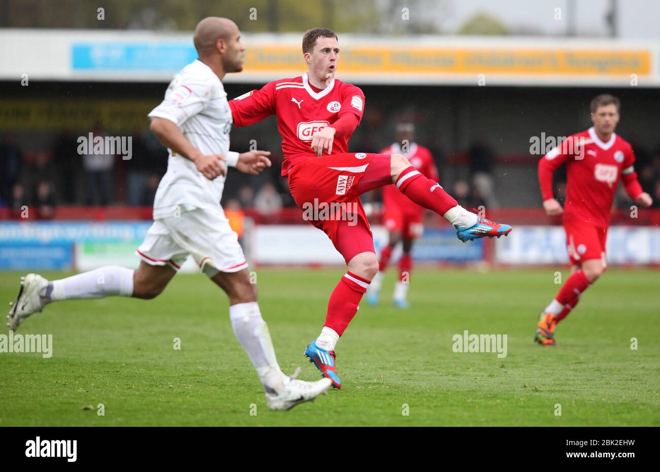 JAMES BOARDMAN / 07967642437 Scott Davies di Crawley Town spara durante la partita Npower Division Two tra Crawley Town e Hereford United al Broadfield Stadium di Crawley. Aprile 28, 2012. Foto Stock