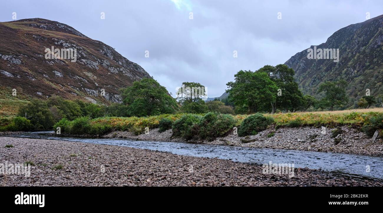 Strathconon Forest, Muir of Ord, Inverness-Shire, Scotland, UK 25/09/19 Visualizza sulle colline attraverso il fiume MEIG sulla strada per Scardroy da Muir of Ord Foto Stock