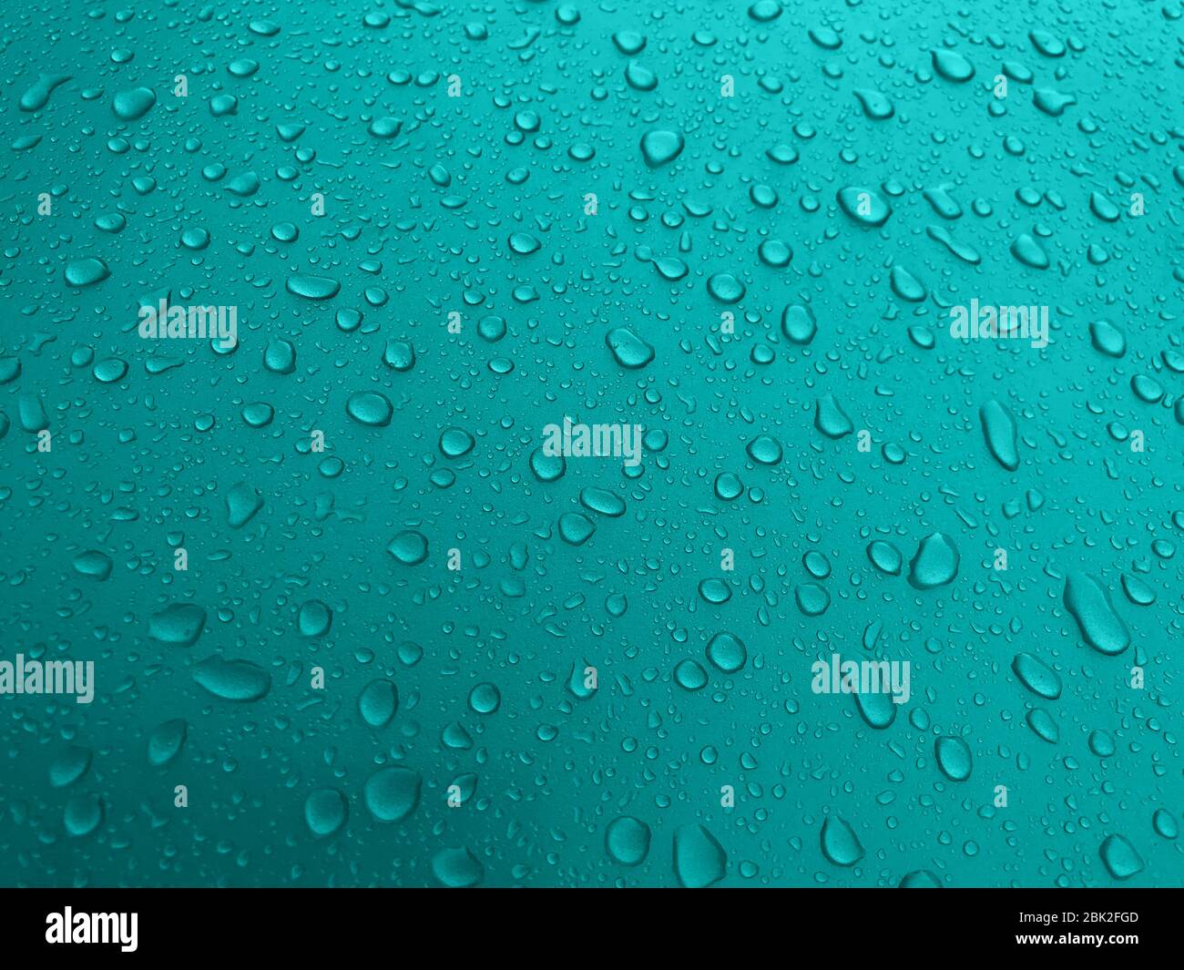 Gocce d'acqua su una superficie in metallo turchese, sfondo bellissimo dopo la pioggia Foto Stock