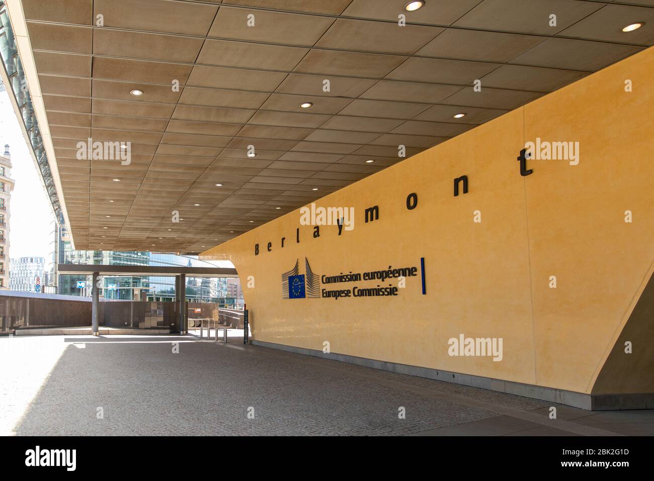 Testo su un muro all'ingresso dell'edificio Berlaymont, sede della Commissione europea, situato sulla rotonda Schuman a Bruxelles. Foto Stock