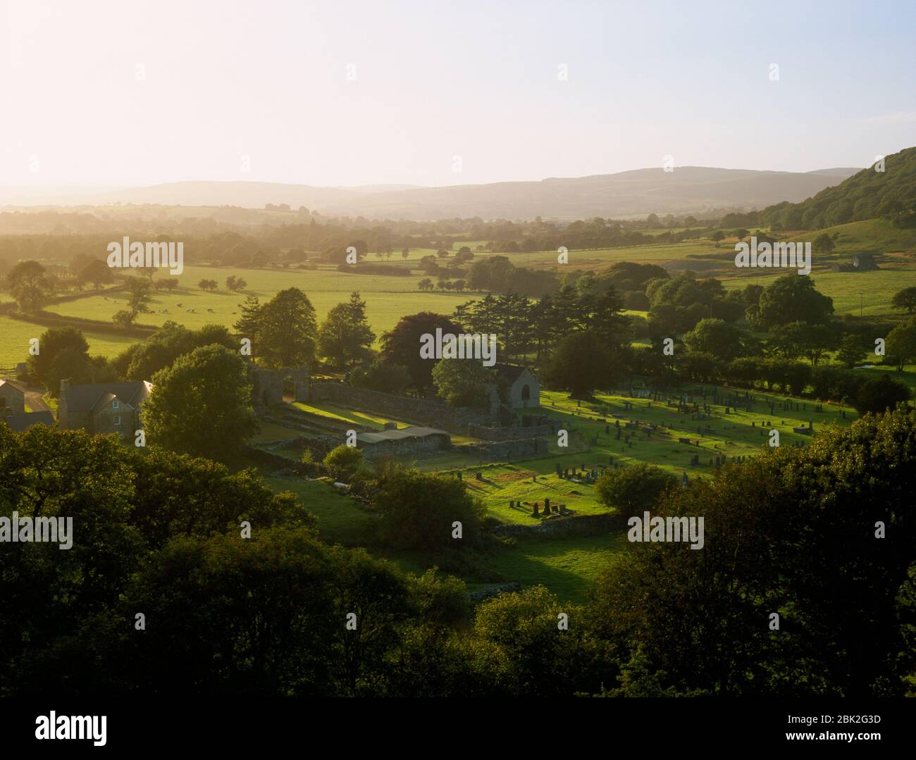 Vista serale che guarda a NW sui resti dell'abbazia cistercense di Strata Florida nella valle del fiume Teifi, Ceredigion, Galles, Regno Unito. Foto Stock