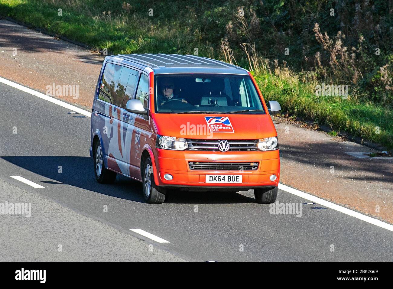 Blind Veterans UK 2014 Volkswagen Tran-Er T30 se 140Tdi LW A; Van Vehicular veicoli in movimento, guida di veicoli VW su strade del Regno Unito, motori, automobilismo sull'autostrada M6 Foto Stock